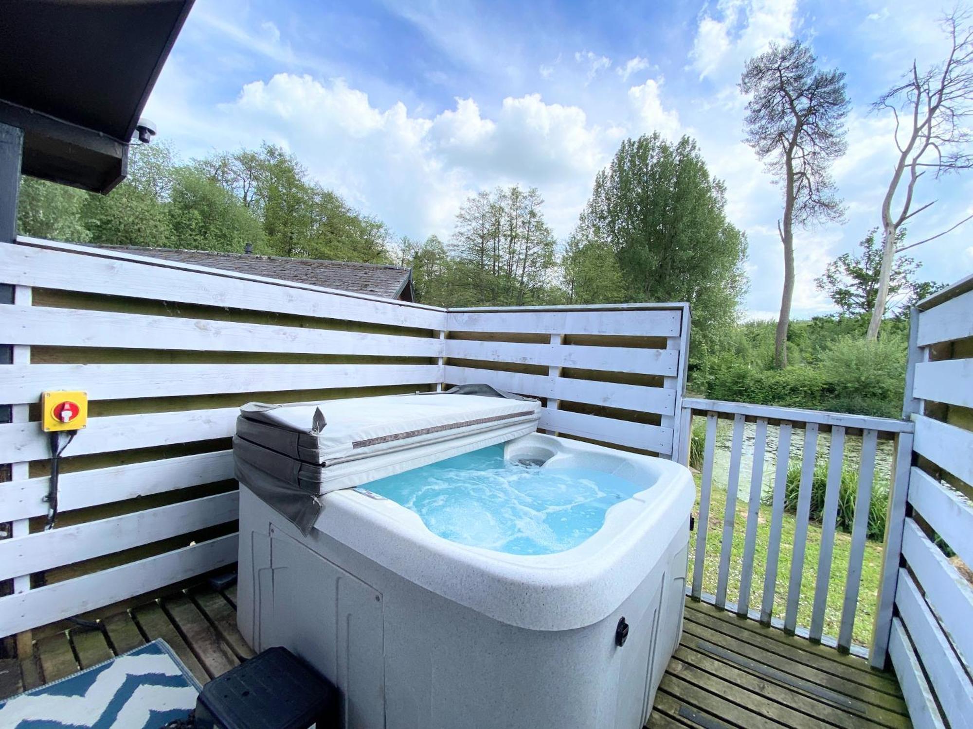 Magpie 2 Hot Tub Huntersmoon-Warminster-Longleat-Wiltshire Villa Exterior photo