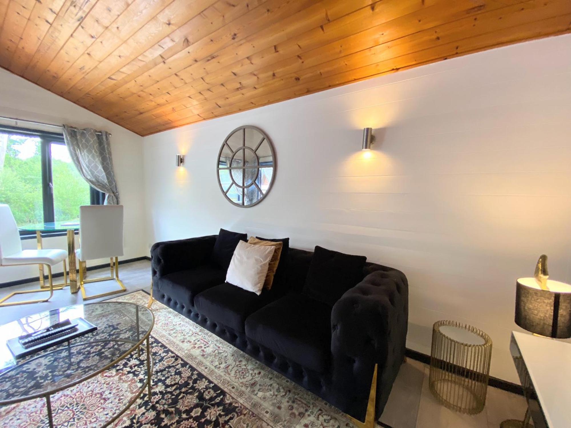 Magpie 2 Hot Tub Huntersmoon-Warminster-Longleat-Wiltshire Villa Exterior photo